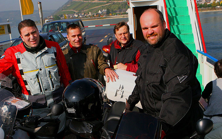 Herr Nieswand und Mitfahrer auf dem Rhein