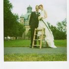 Herr und Frau H. vor der Kirche auf Polaroid gebannt