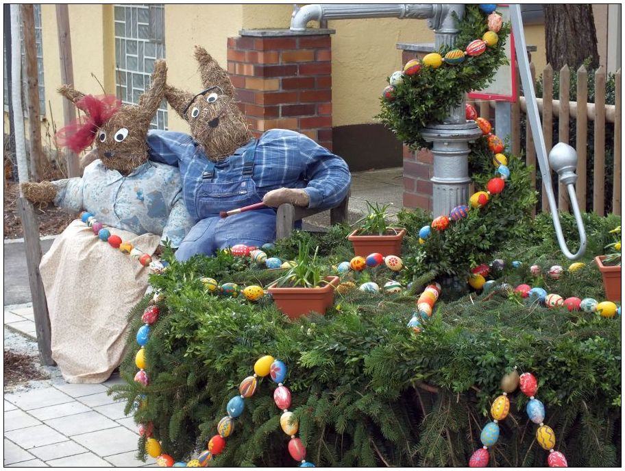 Herr und Frau Hase am Osterbrunnen