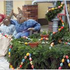 Herr und Frau Hase am Osterbrunnen