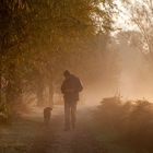 Herr und Hund im Herbst