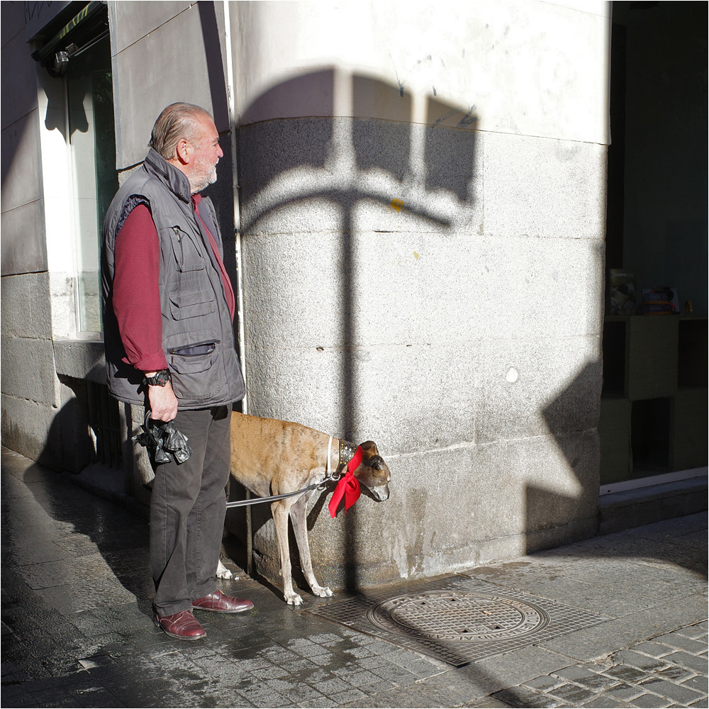 Herr und Hund und rote Schleife