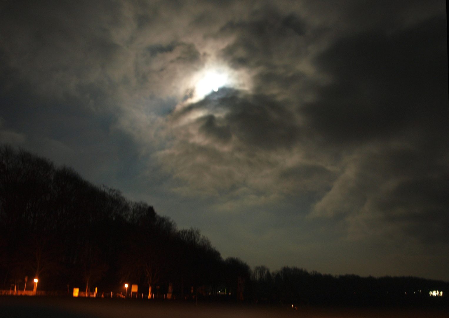 Herr Vollmond späht über den Möhnesee