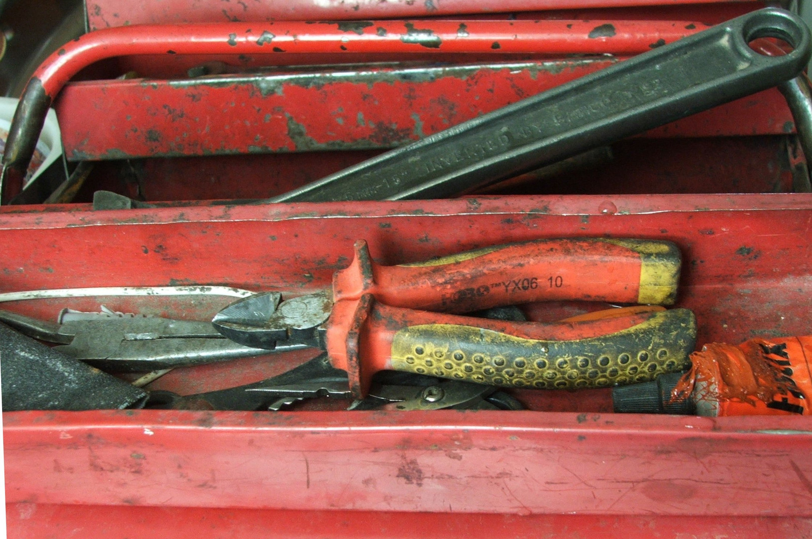 Herramientas en caja roja