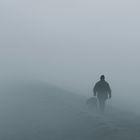 Herrchen und Hund sagen guten Morgen und verschwinden im Nebel II