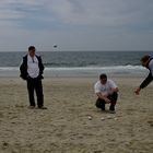 Herren am Strand oder: Boule, Boccia, ist doch egal, wie das heißt. Wirf endlich !