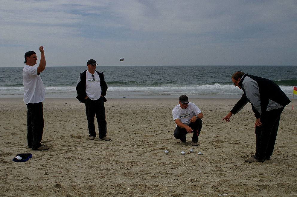 Herren am Strand oder: Boule, Boccia, ist doch egal, wie das heißt. Wirf endlich !