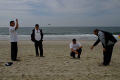 Herren am Strand oder: Boule, Boccia, ist doch egal, wie das heißt. Wirf endlich !