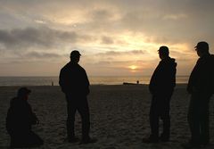 Herren am Strand oder: Jetzt ist aber genug mit Romantik, lasst uns ein Bier trinken gehn