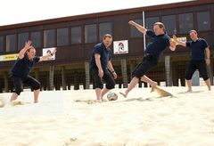 Herren am Strand oder: Wenn Du noch einmal foulst, dann spiel ich nicht mehr mit