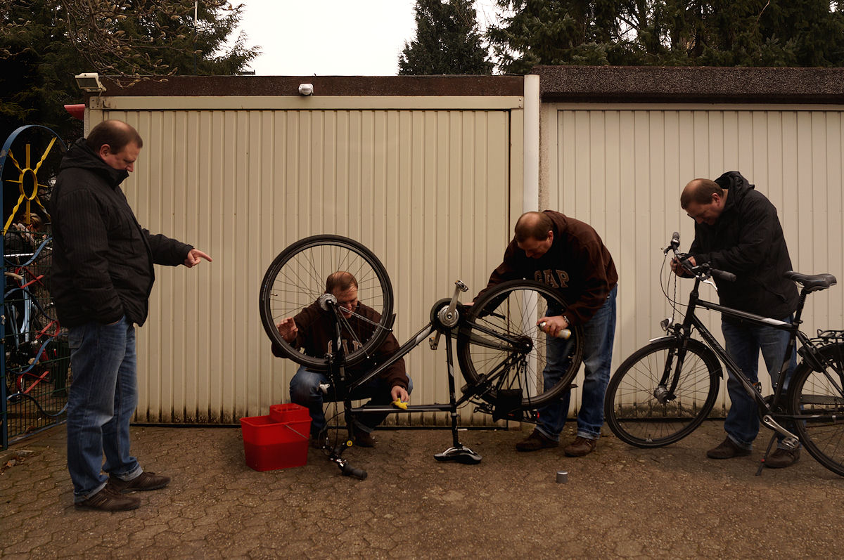 Herren beim Fahrradputz oder: Wird Zeit, daß es warm wird und wir einen Ausflug machen können...