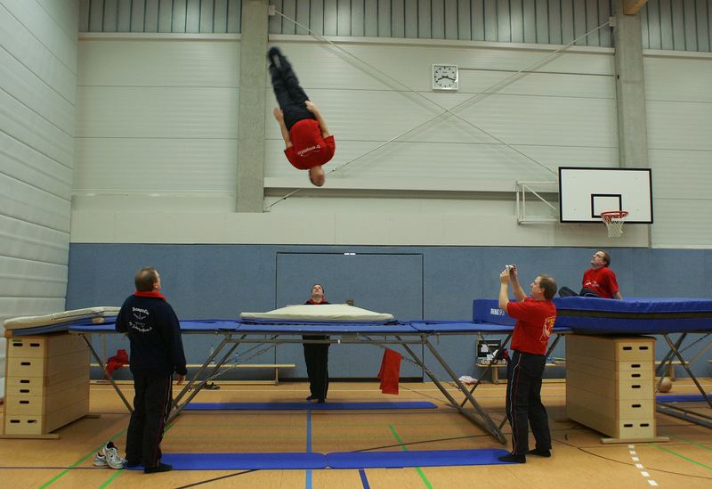 Herren beim Sport oder: "Alles muss der Trainer selber machen"