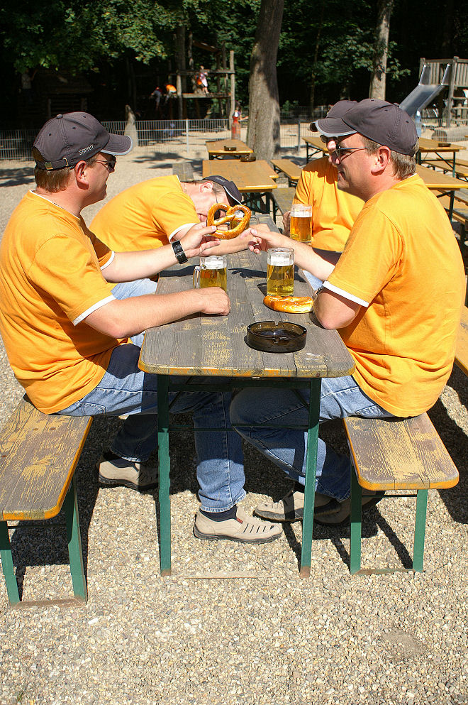 Herren im Biergarten oder: Los Jungs, einer geht noch