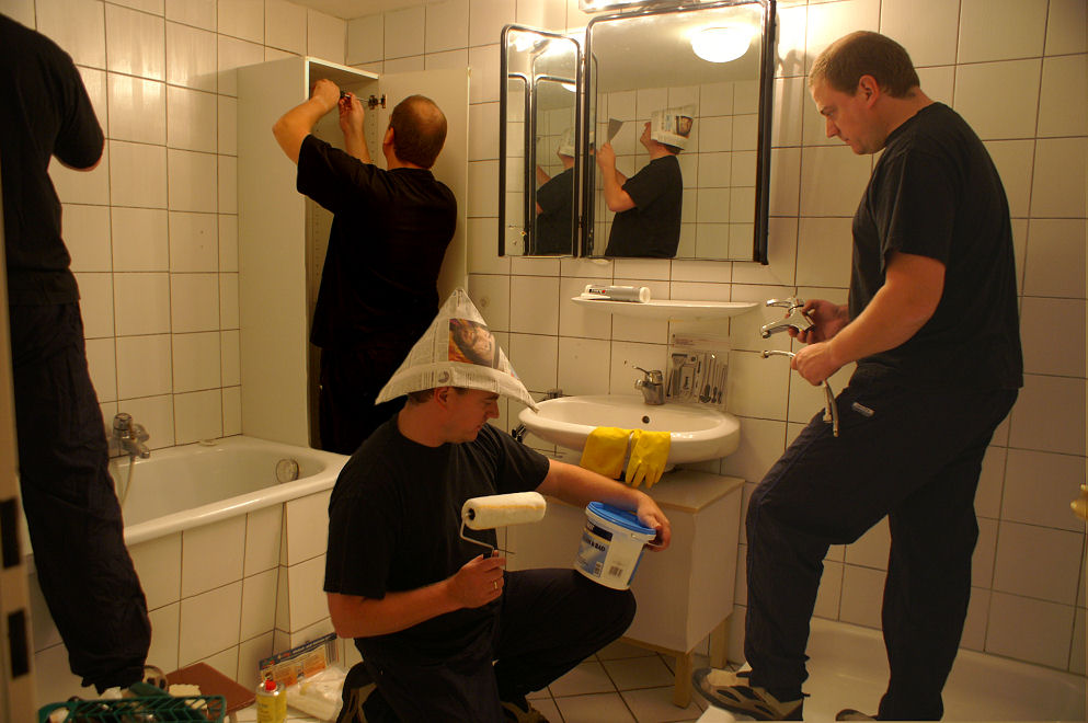 Herren renovieren oder: Los Jungs, wenn alle anpacken, sind wir zum Fußball heute Abend fertig.