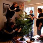 Herren schmücken den Baum oder: Los Jungs, wir müssen uns beeilen, wenn wir zur Kirche wollen