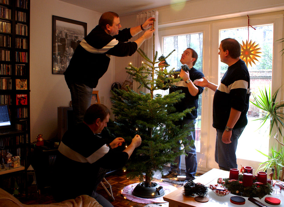 Herren schmücken den Baum oder: Los Jungs, wir müssen uns beeilen, wenn wir zur Kirche wollen