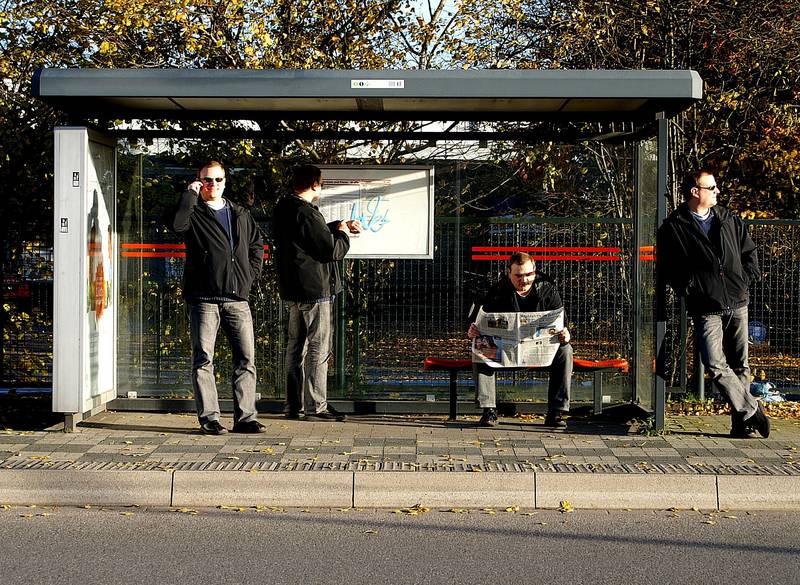 Herren unterwegs 2 "Wenn in der nächsten Std. kein Bus kommt, rufen wir aber ein Taxi"