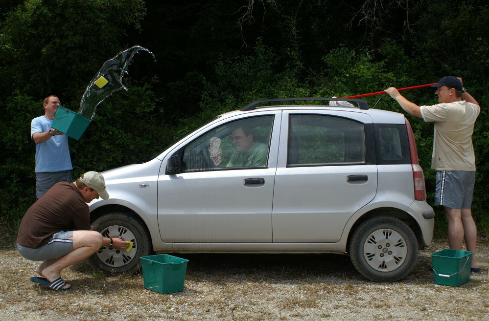 Herren waschen Auto oder: Pass doch mit dem Wasser auf, ich hab schon geduscht