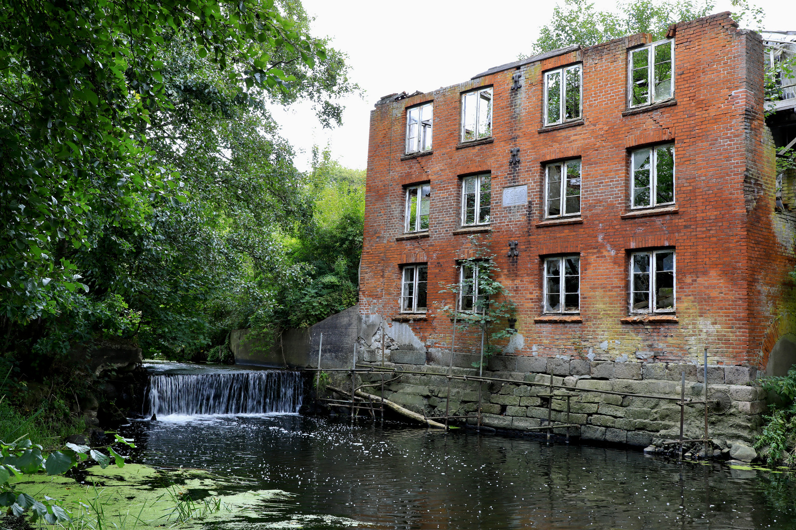 Herrenhaus mit fließendem Wasser