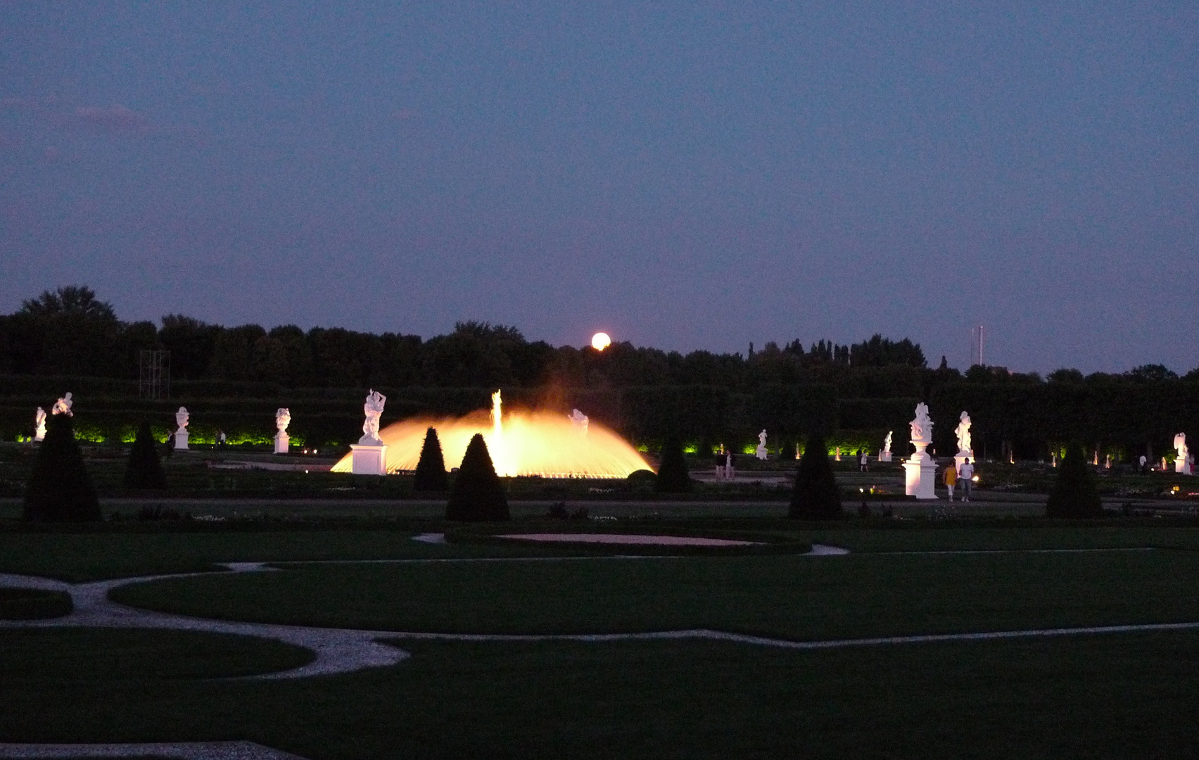 Herrenhausen bei aufsteigendem Mond