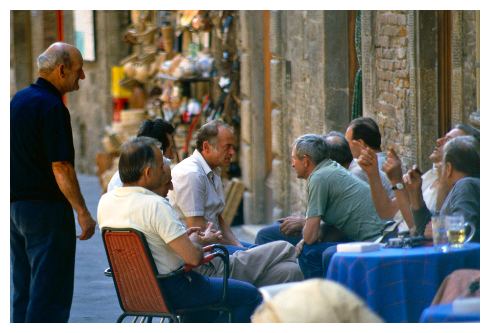 Herrenrunde vor Café in San Gimignano