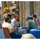 Herrenrunde vor Café in San Gimignano