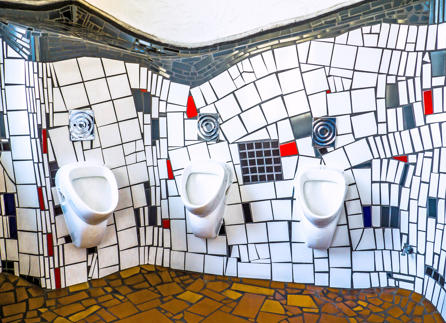 Herrentoilette im Hundertwasserbahnhof Uelzen