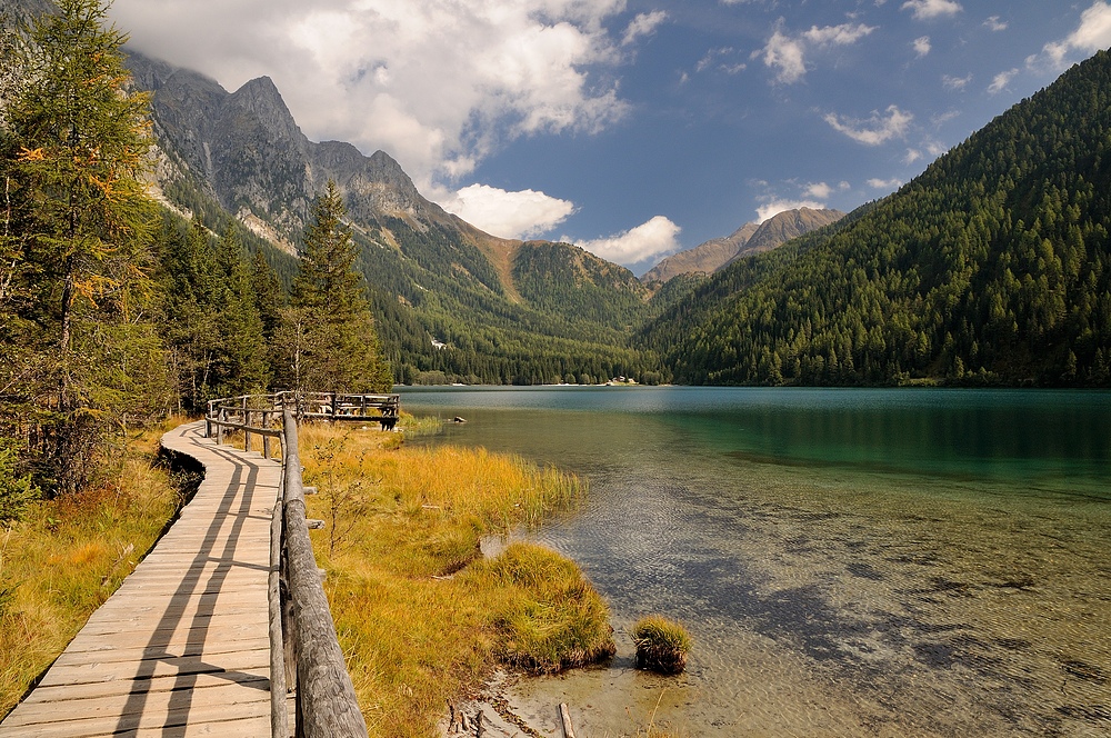 Herrlich angelegt ist der Rundweg am Antholzersee, hier mit Blick Richtung Staller Sattel,...