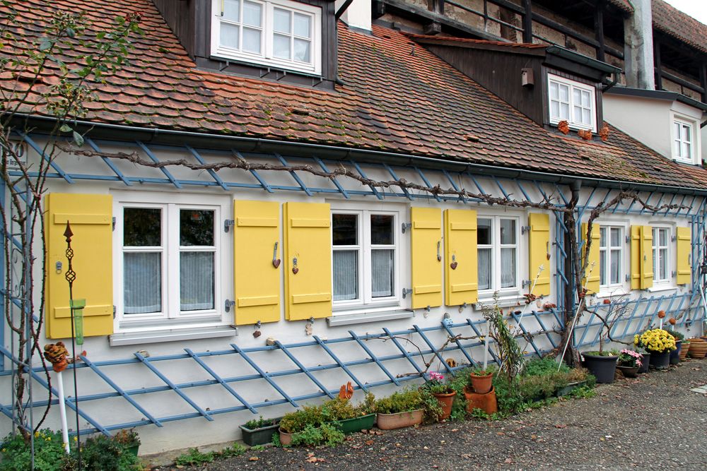 Herrliche gelbe Nostalgie Fensterläden in der Altstadt von Nördlingen