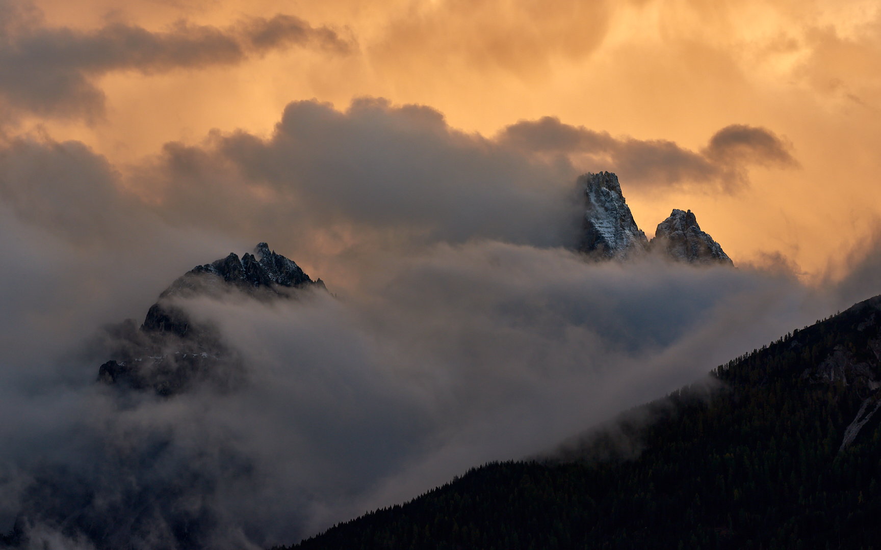 Herrliche Licht-Wolkenstimmung über der Drei Schusterspitze beim Sonnenuntergang.