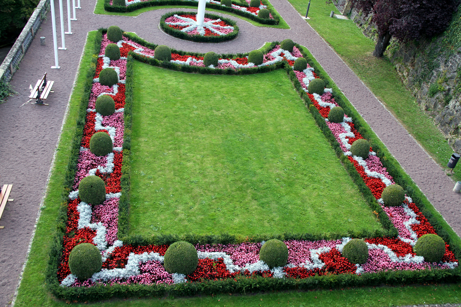 Herrliche mit Blumen geschmückte Parkanlage in Luxemburg Stadt