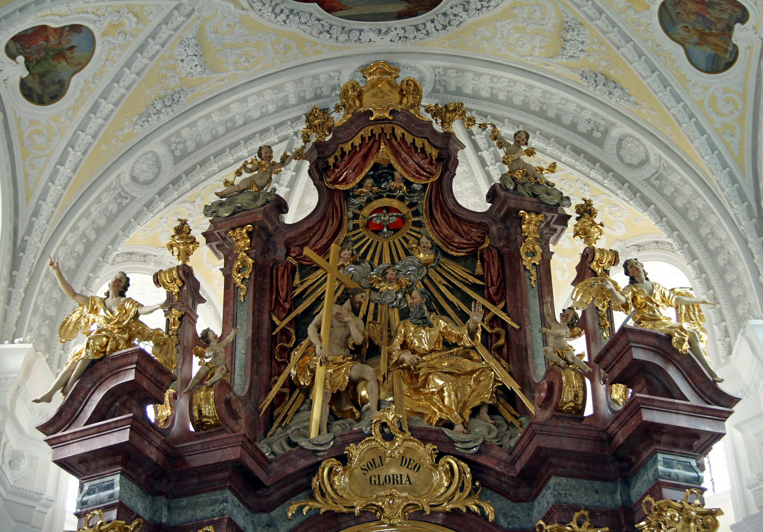 Herrlicher Altar in der Kirche in Traunstein im Chiemgau