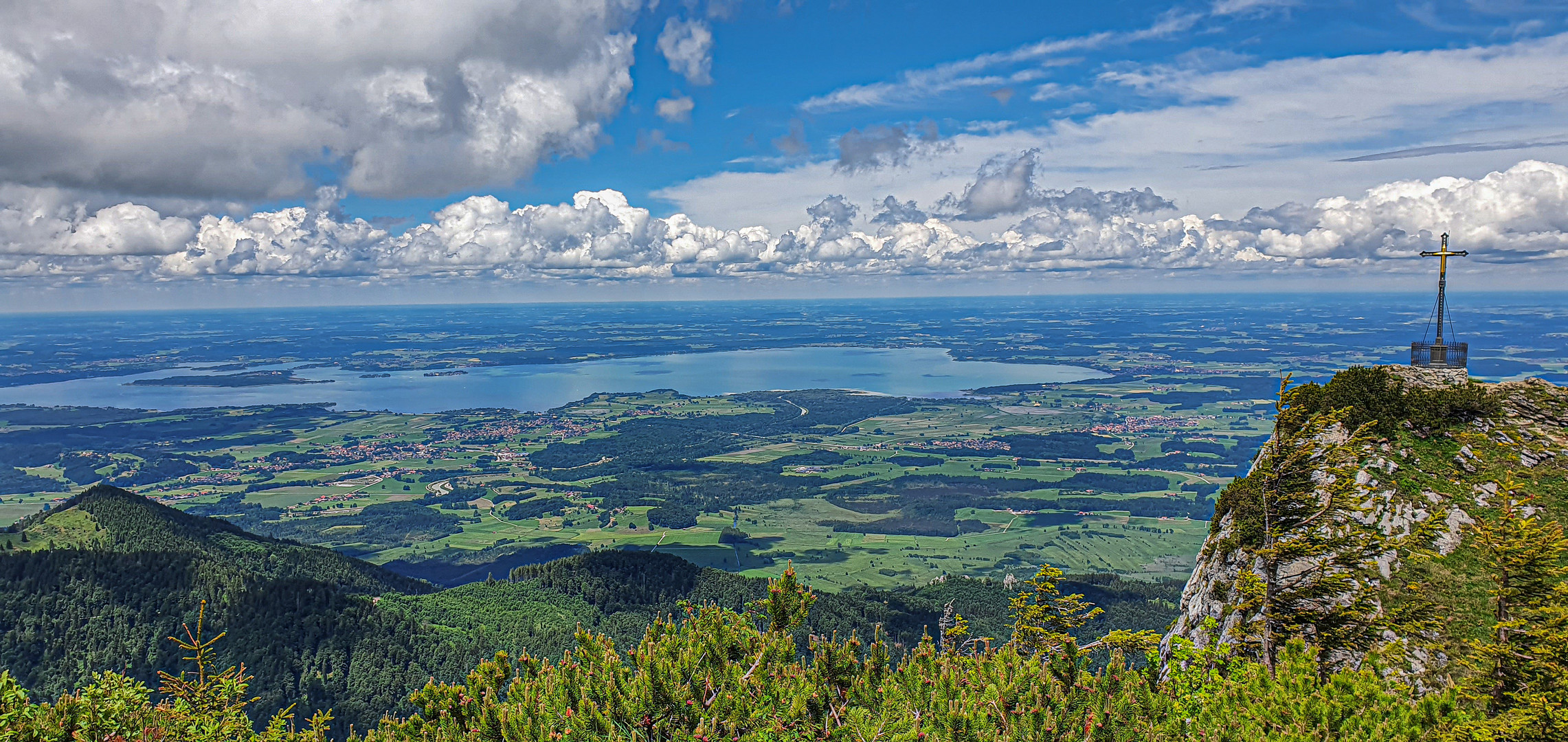 Herrlicher Blick vom Hochfelln in Richtung Chiemsee