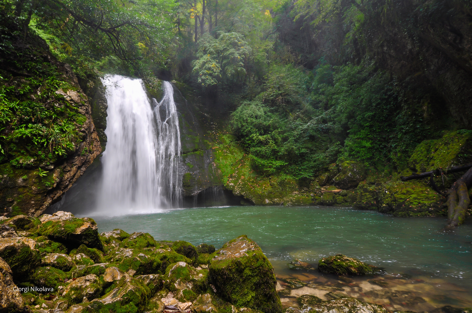 Herrlicher Intsira-Wasserfall in Samegre