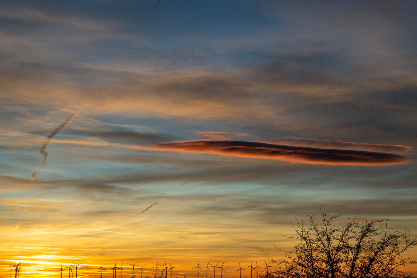 Herrlicher Sonnenuntergang in der goldenen Stunde.