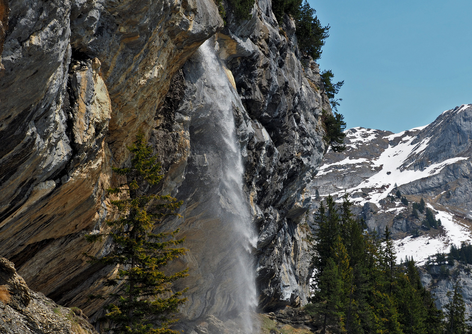 Herrlicher Wasserfall am Bergsee!