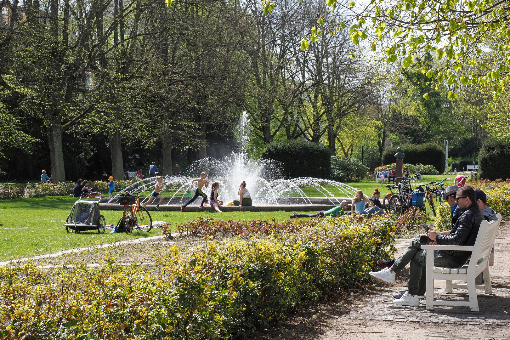 Herrliches Wetter - Ansturm auf den Rostocker Rosengarten