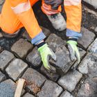 herstellen eines Basalt Großpflaster Belag auf einer Baustelle