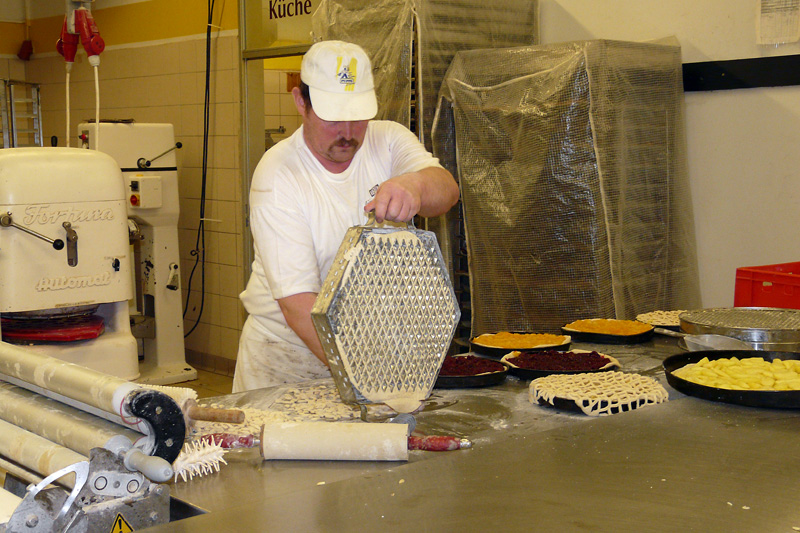 Herstellung leckerer Kuchen - alles noch in Handarbeit