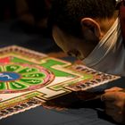 Herstellung von Sandmandalas durch Tibetische Mönche