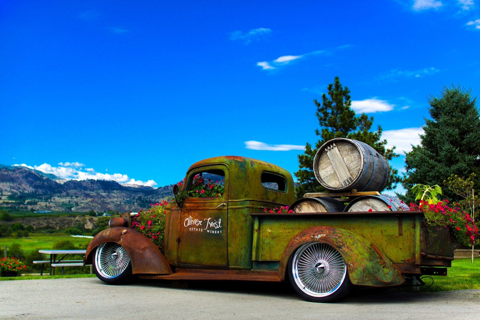 heruntergekommenes Auto auf dem Oliver Twist Weingut in Kanada