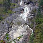 Herunterragende Wasserfälle in der Almbachklamm im Berchtesgadener Land