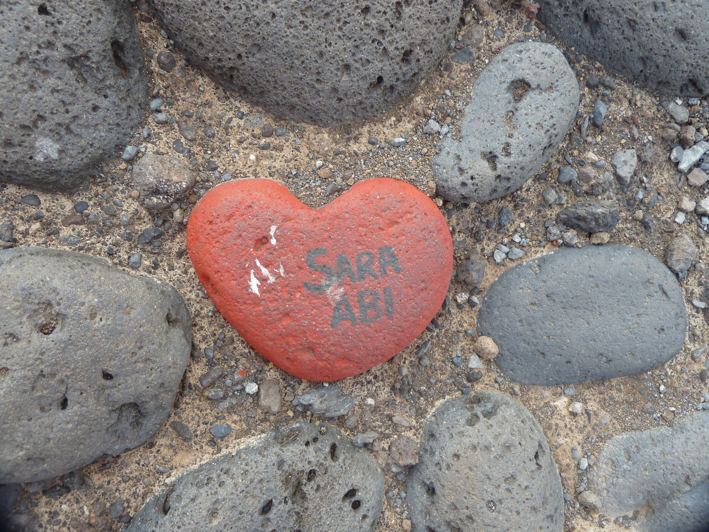 Herz am Strand verschenkt.