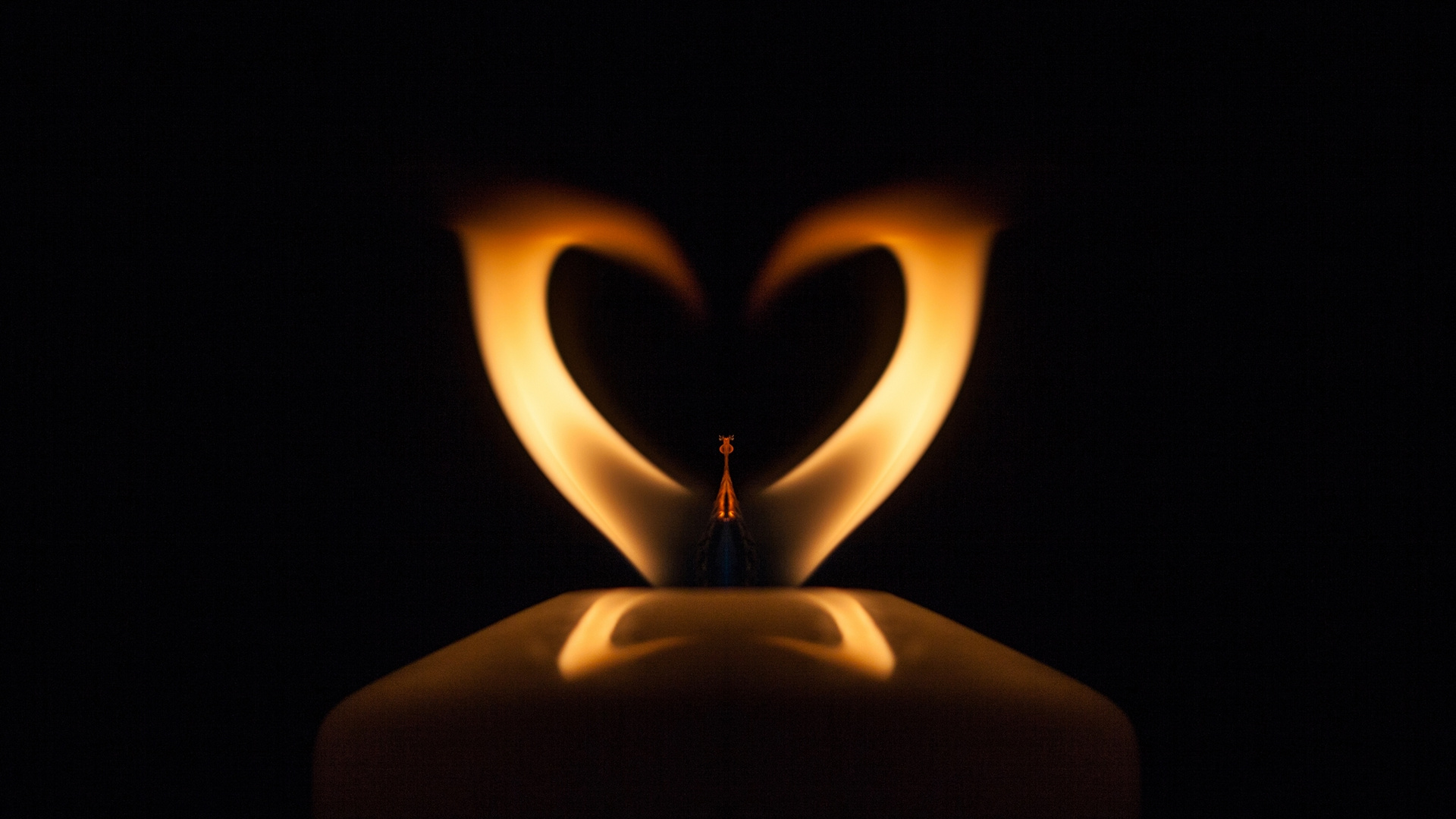 Herz in Flammen Foto & Bild fotomontage, spiegelungen, kerze Bilder