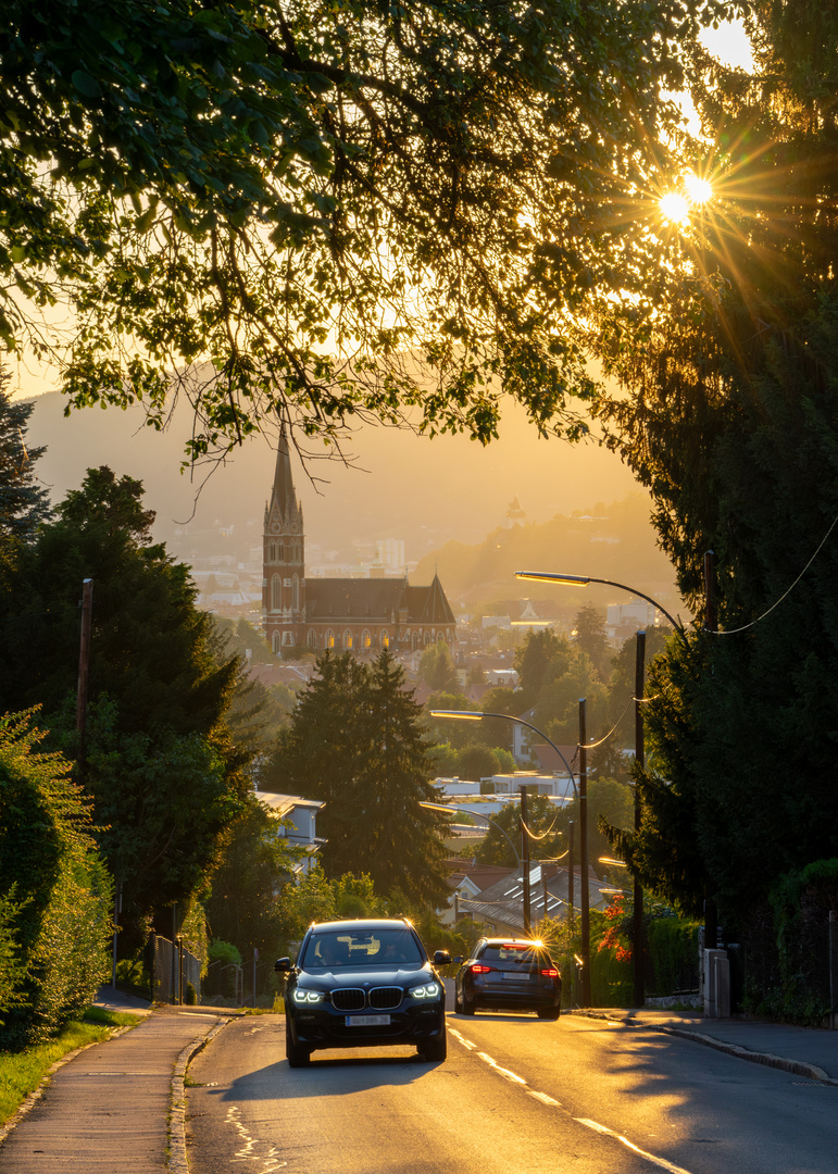 Herz-Jesu-Kirche Auto und Sonnenuntergang