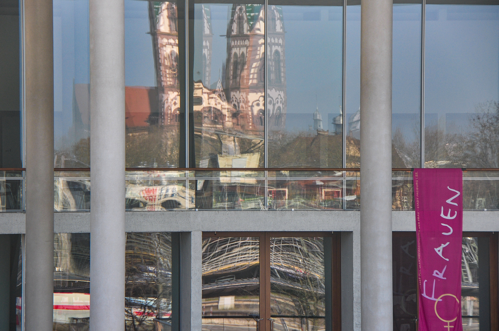 Herz Jesu Kirche "im" Bahnhof Freiburg