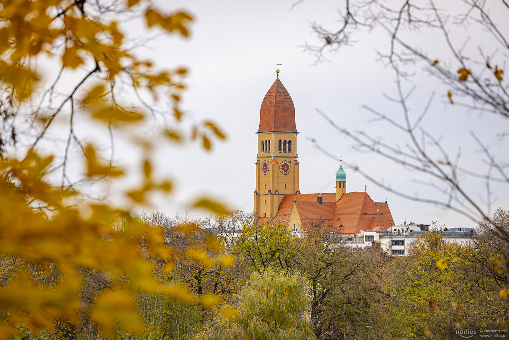 Herz Jesu Kirche im Herbst