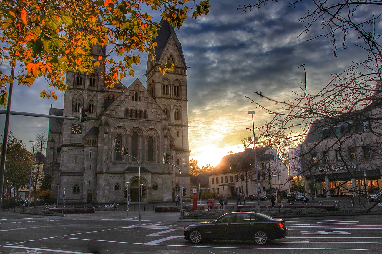 Herz-Jesu-Kirche im Herbst