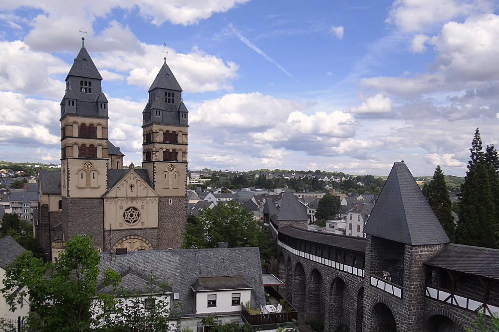 Herz-Jesu-Kirche und Wehrgang der Stadtmauer