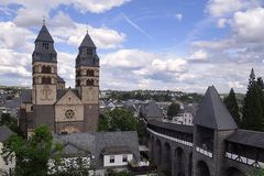 Herz-Jesu-Kirche und Wehrgang der Stadtmauer